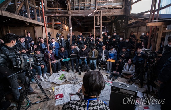 목포 원도심 투기의혹을 받고 있는 손혜원 무소속 의원이 23일 오후 전남 목포 역사문화거리 박물관 건립 희망지에서 기자회견을 하고 있다.