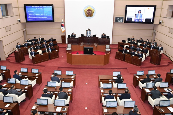 경상남도의회는 23일 임시회 본회의를 열었다.