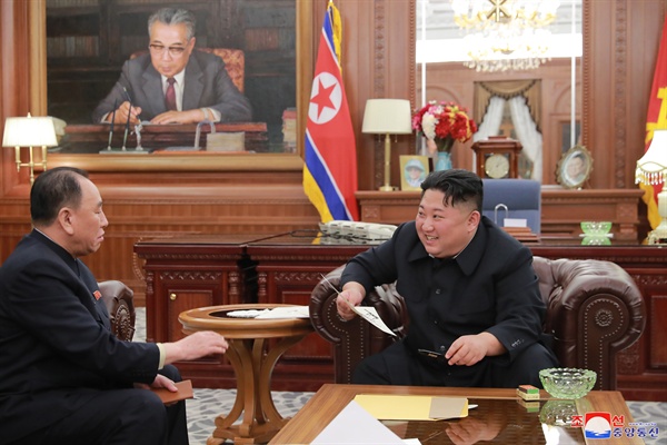  김정은 북한 국무위원장이 노동당 중앙위원회 청사에서 김영철 부위원장을 단장으로 한 북미고위급회담대표단을 만나 워싱턴 방문 결과에 대해 보고를 받았다고 조선중앙통신이 24일 보도했다. [국내에서만 사용가능. 재배포 금지. For Use Only in the Republic of Korea. No Redistribution]