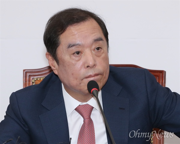 자유한국당 김병준 비상대책위원장이 24일 오전 국회에서 차기 당 대표와 최고위원 선출을 위한 내달 전당대회에 출마하지 않겠다고 밝혔다.