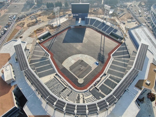 옛 마산종합운동장 자리에 짓고 있는 새 야구장인 창원NC파크가 현재 91%의 공정률을 보이고 있다.