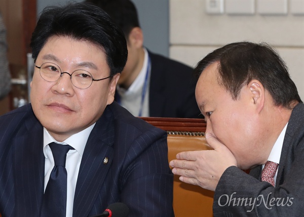 24일 오전 국회에서 열린 정치개혁 특별위원회 전체회의에서 자유한국당 장제원, 김재원 의원이 대화하고 있다. 