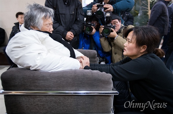 통일문제연구소 백기완 소장이 24일 오전 서울 종로구 서울대병원 장례식장에 차려진 고 김용균씨의 빈소에서 조문을 마치고 유족 김미숙씨를 위로하고 있다.