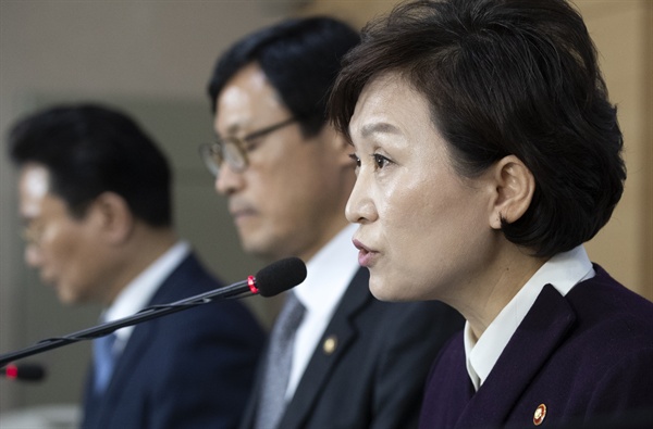 김현미 국토부 장관이 24일 오후 정부서울청사에서 열린 '2019년 표준단독주택 공시가격에 대한 관계부처 합동 브리핑'에서 발언하고 있다.