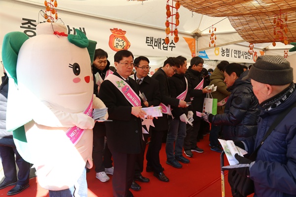 함양산삼항노화엑스포조직위원회와 함양군이 24일 오후 서울 청계광장에서 엑스포 홍보 활동을 펼쳤다.