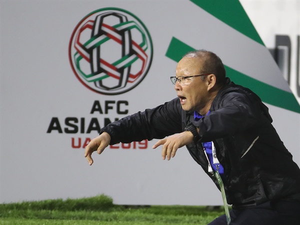  24일 오후(현지시간) 아랍에미리트 두바이 알 막툼 경기장에서 열린 2019 아시아축구연맹(AFC)아시안컵 베트남과 일본의 8강전에서 박항서 베트남 대표팀 감독이 득점 기회를 맞아 자리에서 일어나고 있다.