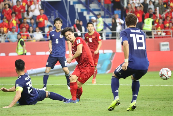  24일 오후(현지시간) 아랍에미리트 두바이 알 막툼 경기장에서 열린 2019 아시아축구연맹(AFC)아시안컵 베트남과 일본의 8강전에서 응우옌 꽁 푸엉이 슛이 수비수를 맞고 나오고 있다.