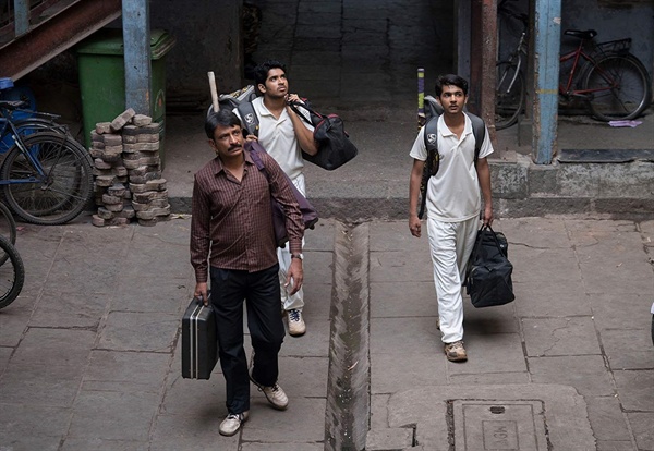  넷플릭스 시리즈 <크리켓 보이즈>의 스틸컷. 모한은 출중한 크리켓 선수인 두 아들 라다와 모한을 데리고 대도시 뭄바이로 상경한다