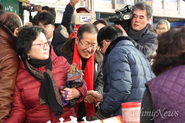 홍준표 자유한국당 전 대표가 25일 오후 대구 서문시장을 찾아 상인들과 악수를 하고 있다.