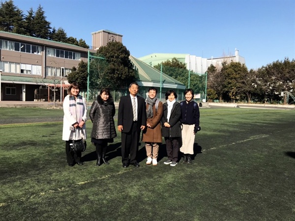 도쿄중고 운동장에서 조선학교를 방문한 기자와 신길웅 교장, 세 명의 학부모와 찍은 사진