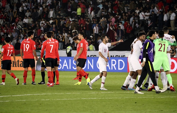  25일 오후(현지시간) 아랍에미리트 아부다비 자예드 스포츠시티 스타디움에서 열린 2019 아시아축구연맹(AFC)아시안컵 대한민국 대 카타르 8강 경기. 0 대 1로 패배한 대표팀 선수들이 아쉬워하고 있다.