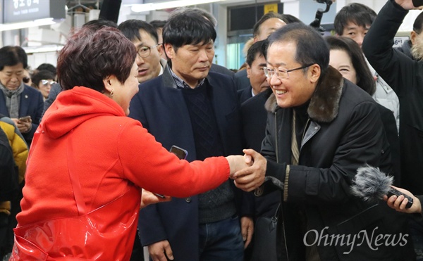  홍준표 전 자유한국당 대표가 26일 부산을 찾았다. 자신이 진행하고 있는 인터넷 방송의 공개방송을 위해 부산을 찾은 홍 전 대표는 이날 자갈치시장이 들러 상인들을 만나고 기자간담회도 열었다.