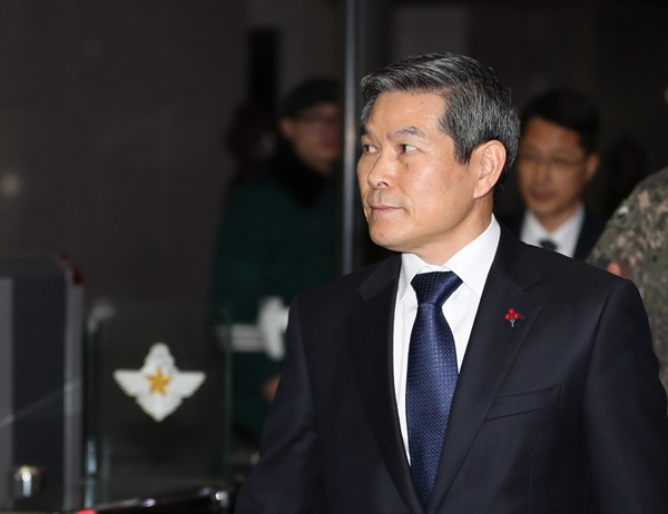 국방부가 주한일본무관을 초치해 일본 초계기의 근접 위협비행에 항의한 23일 정경두 국방부 장관이 서울 국방부 청사를 나서고 있다.