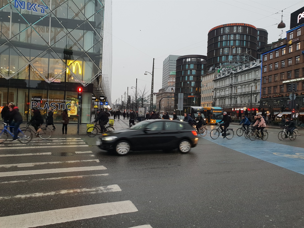 덴마크 사람들이 자전거를 타고 출근하고 있다.