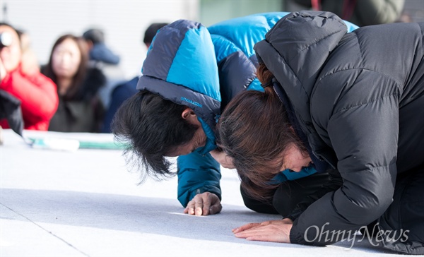 청년 비정규직 고 김용균씨의 부모가 지난달 27일 오후 서울 종로구 광화문 광장에서 아들의 49재에 참석해 절을 하고 있다. 