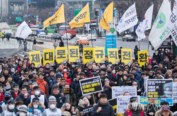 청년 비정규직 고 김용균 시민대책위와 유가족들이 27일 오후 서울 종로구 광화문 광장에서 고 김용균씨의 49재 및 6차 범국민 추모제를 개최하고 있다.