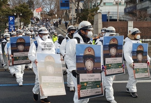 행진 서울대병원에서 광화문으로 향하고 있는고인의  49재 및 추모제 참가자들이다.