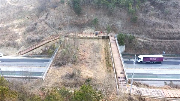 국도 19호선에 있는 전남 구례군 용방면 죽정리 산24-14에는 너비 30m 생태통로가 만들어져 있다. 그런데 이곳에 사람들을 유인하는 목재 데크와 계단이 설치되어 있다.