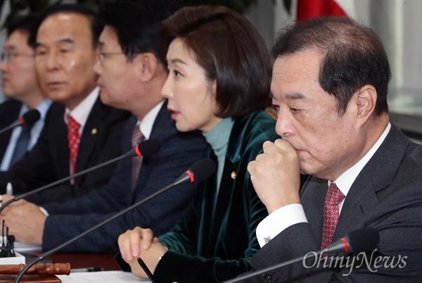 자유한국당 김병준 비상대책위원장이 28일 국회에서 열린 비대위회의에서 생각에 잠겨 있다. 