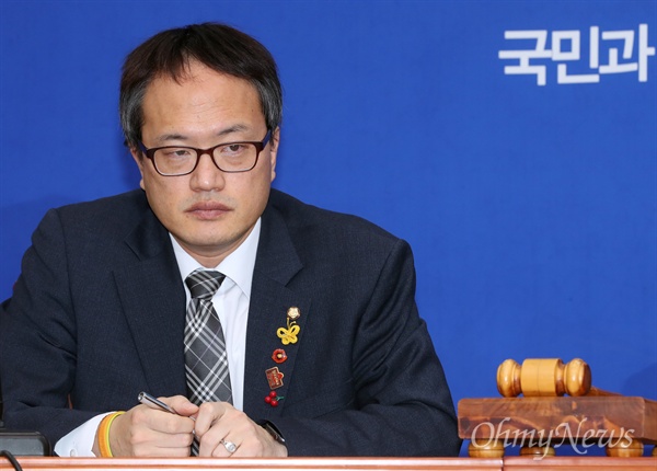 더불어민주당 박주민 최고위원이 28일 국회에서 열린 최고위원회의에 참석하고 있다. 