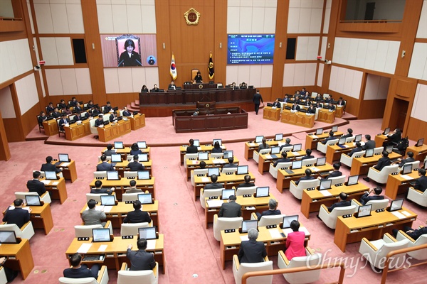 ‘부산시 일제하 일본군위안부 피해자 지원 및 기념사업에 관한 조례 일부 개정 조례안'이 27일 부산시의회 제275회 임시회 본회의를 통과했다. 이번 조례 개정안은 부산 위안부 소녀상에 대한 보호 근거를 구체화했다.