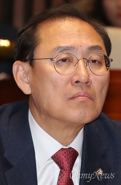 정유섭 자유한국당 의원. 사진은 지난 1월 28일 국회에서 열린 한국당 의원총회에 참석하고 있는 모습. 
