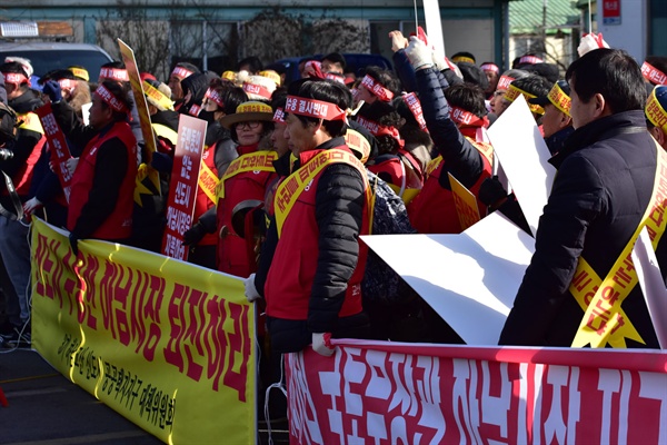김상호 하남시장의 진입을 막고 있는 시민들