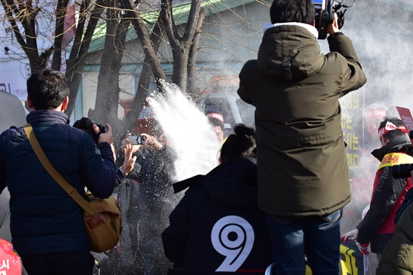 김상호 시장에게 밀가루 세례를 하는 시민들