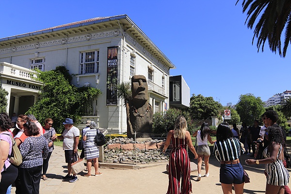  이스터섬에서 가져온 실물 모아이 석상 앞에서 기념촬영하기 위해 관광객들이 몰려들고 있다