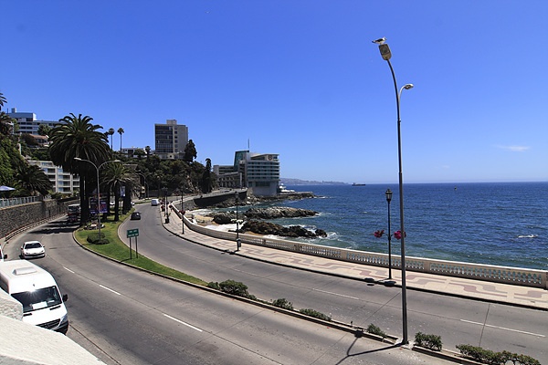 발파라이소 북동쪽 태평양 연안에 자리한 칠레의 대표적 휴양도시 비냐 델 마르로 향하는 도로와 해변모습