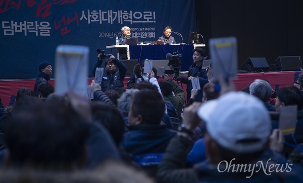 민주노총 대의원들이 28일 오후 서울 강서구 KBS 아레나홀에서 열린 민주노총 2019년 정기대의원대회에서 사회적 대화 기구인 경제사회노동위원회 참여 방침에 '투쟁과 교섭을 병행’하는 안을 놓고 찬반투표를 하고 있다.