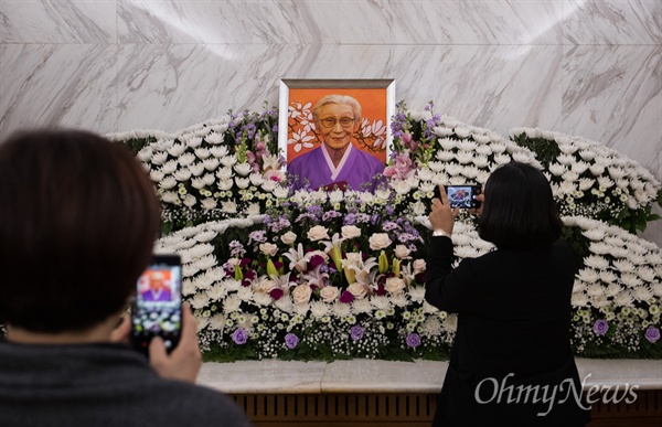  일본군 위안부 피해자 고 김복동 할머니의 빈소가 29일 오전 서울 서대문구 신촌세브란스 장례식장에 차려지고 있다.