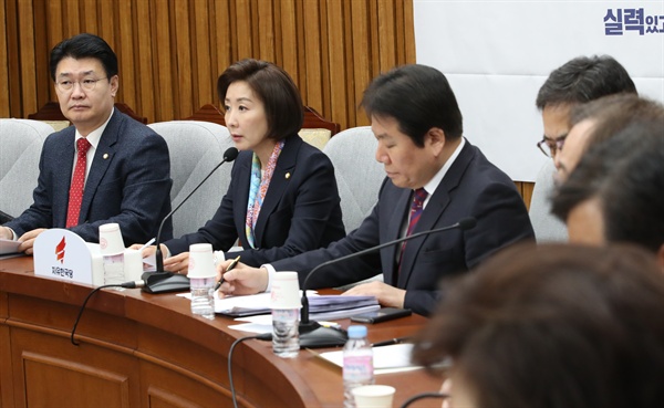 자유한국당 나경원 원내대표(왼쪽 두번째)가 29일 국회에서 열린 원내대책회의에서 발언하고 있다. 