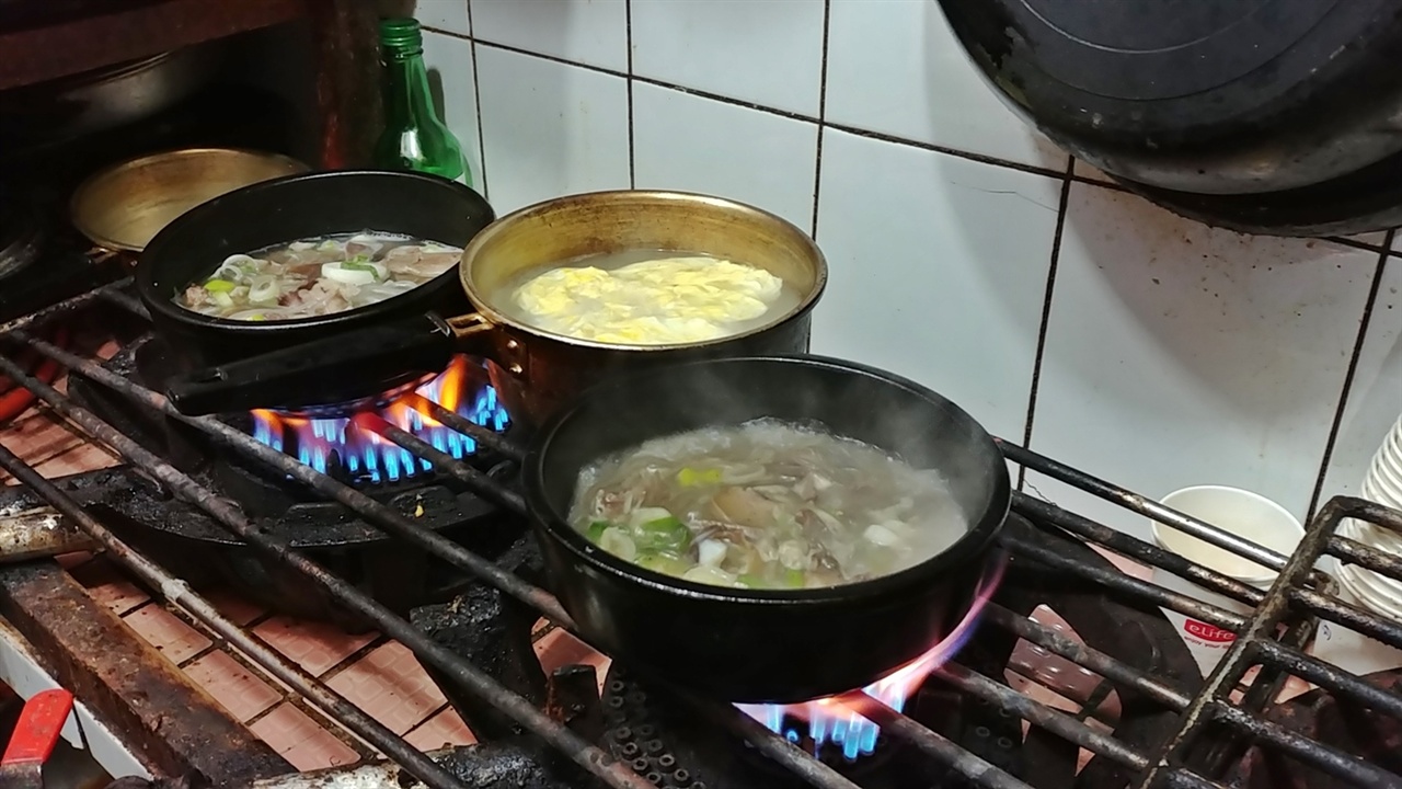 사골육수로 소머리국밥을 끓이고 있다. 