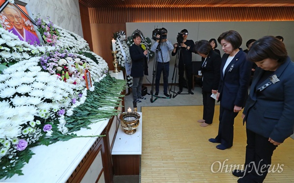 자유한국당 송희경 의원, 나경원 원내대표, 김순례 의원이 29일 서울 서대문구 세브란스병원 장례식장에 마련된 일본군위안부 피해자 고 김복동 할머니 빈소를 찾아 조문하고 있다.