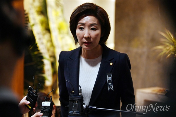 나경원 자유한국당 원내대표가 29일 서울 서대문구 세브란스병원 장례식장에 마련된 일본군위안부 피해자 고 김복동 할머니 빈소를 찾아 조문한 뒤 취재진 앞에서 발언하고 있다.