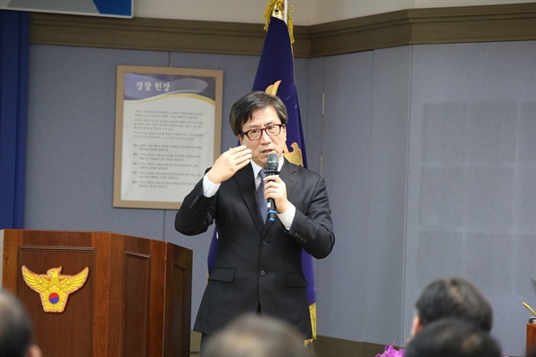 김인회 인하대 교수(법학)는 1월 29일 경남지방경찰청 강당에서 “바람직한 수사 구조 개혁”에 대해 특강했다.