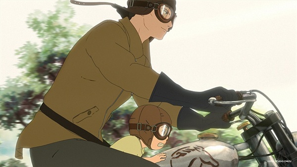  쿨내 풀풀 나는 증조 할아버지와 함께 바이크를 타고 달리는 쿤(카미시라이시 모카 목소리). 영화 <미래의 미라이>의 한 장면.