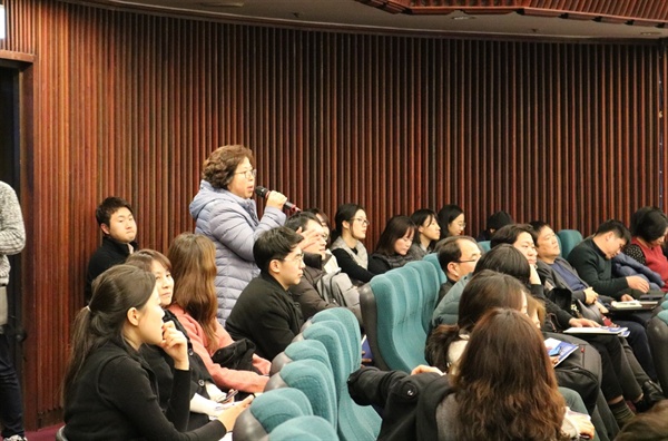 열띤 토론 학교도서관도 마찬가지 문제를 겪고 있다며, 학교도서관도 함께하자는 제안도 있었다.