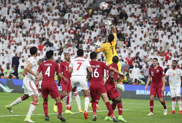 카타르 결승 진출 카타르가 30일(한국시간) 아랍에미리트 아부다비의 모하메드 빈 자예드 스타디움에서 열린 UAE와 준결승에서 4-0으로 대승을 거뒀다. 