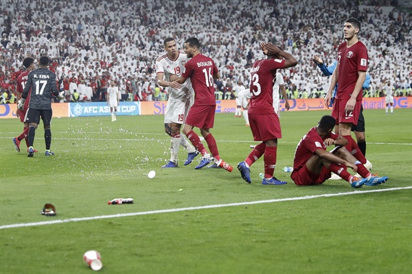  카타르-UAE 아시안컵 준결승 경기 중 관중이 던진 물병과 신발