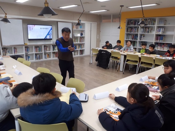 "한국 교육 참담하다" 정도상 박사는 "통계와 외형으로 보면 한국 교육은 세계 최상급이지만 교육의 주체인 교사와 학생들의 상황은 거의 최악"이라며 "교사들은 점점 지쳐가고, 학생들의 학습 시간은 전 세계 1위로 찌들어있는데 그 수준은 참담하다"고 지적했다.
