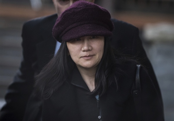 법원 출석 위해 집에서 나서는 멍완저우 Huawei chief financial officer Meng Wanzhou, who is out on bail and remains under partial house arrest after she was detained Dec. 1 at the behest of American authorities, leaves her home to attend a court appearance regarding her bail conditions, in Vancouver, British Columbia, Tuesday Jan. 29, 2019. (Darryl Dyck/The Canadian Press via AP)
