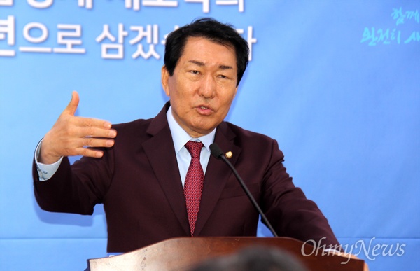 자유한국당 당대표 선거에 나선 안상수 국회의원(인천)은 1월 30일 오전 경남도청 프레스센터에서 기자회견을 열었다.