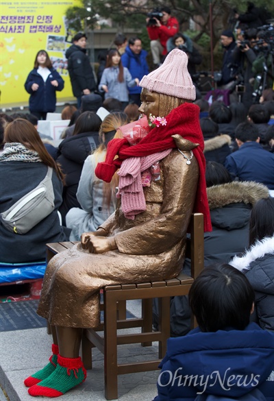 고 김복동 할머니 별세 후 첫 일본군성노예제 문제 해결을 위한 1372차 정기수요시위가 30일 낮 서울 종로구 일본대사관앞에서 열렸다.