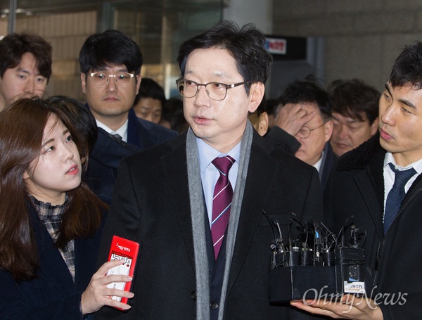 ‘드루킹 댓글 조작’ 사건 공모혐의를 받는 김경수 경남지사가 30일 오후 서울중앙지법에서 1심 선고를 받기 위해 출석하고 있다.