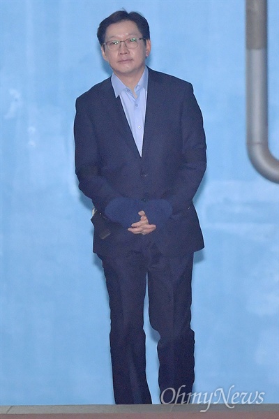 김경수 경남지사가 30일 오후 서울중앙지법에서 열린 ‘드루킹 댓글 조작’ 사건 1심에서 실형을 선고받고 법정구속되어 구치소행 호송차를 타고 있다. 