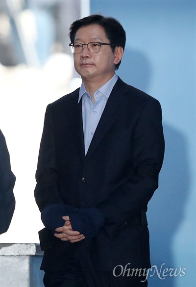 김경수 경남지사가 30일 오후 서울중앙지법에서 열린 ‘드루킹 댓글 조작’ 사건 1심에서 실형을 선고받고 법정구속되어 구치소행 호송차를 타고 있다.
