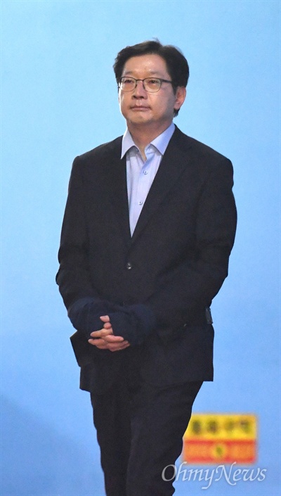 김경수 경남지사가 지난달 30일 오후 서울중앙지법에서 열린 ‘드루킹 댓글 조작’ 사건 1심에서 실형을 선고받고 법정구속되어 구치소행 호송차를 타고 있다.