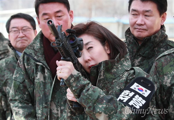 자유한국당 나경원 원내대표가 30일 강원 12사단 수색중대를 방문해 소총을 조준해 보고 있다. 